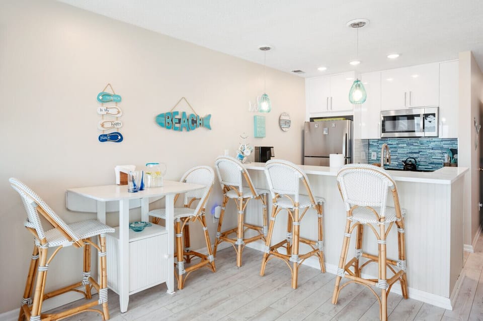 Whip up something delicious in this bright, nautical kitchen and dining space. ⛵🍽️