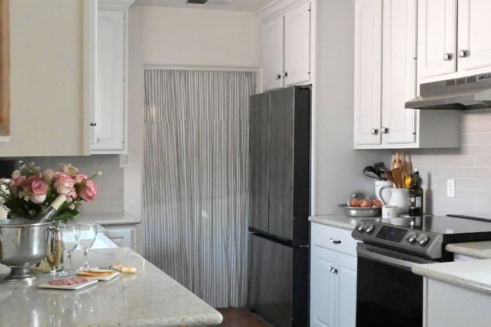 Modern Kitchen w Full Amenities Refrigerator, Microwave, Coffee Maker, Toaster Oven plus More!