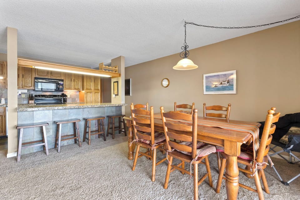 Dining area with seating for 6 people.
