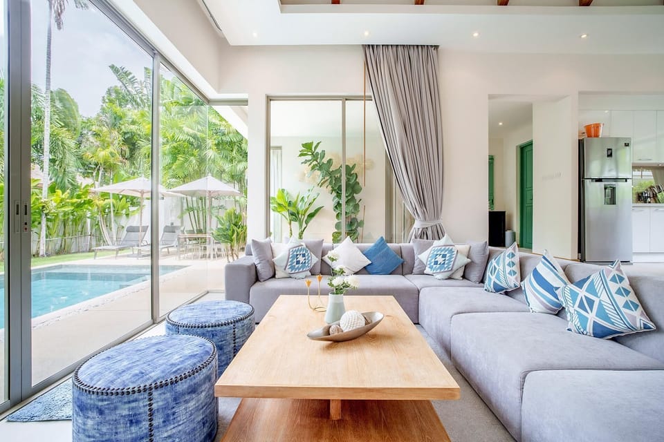Vaulted ceiling with timber beams

2 ceiling fans   ducted A/C

Floor-to-ceiling sliding glass to garden

Full-length curtains