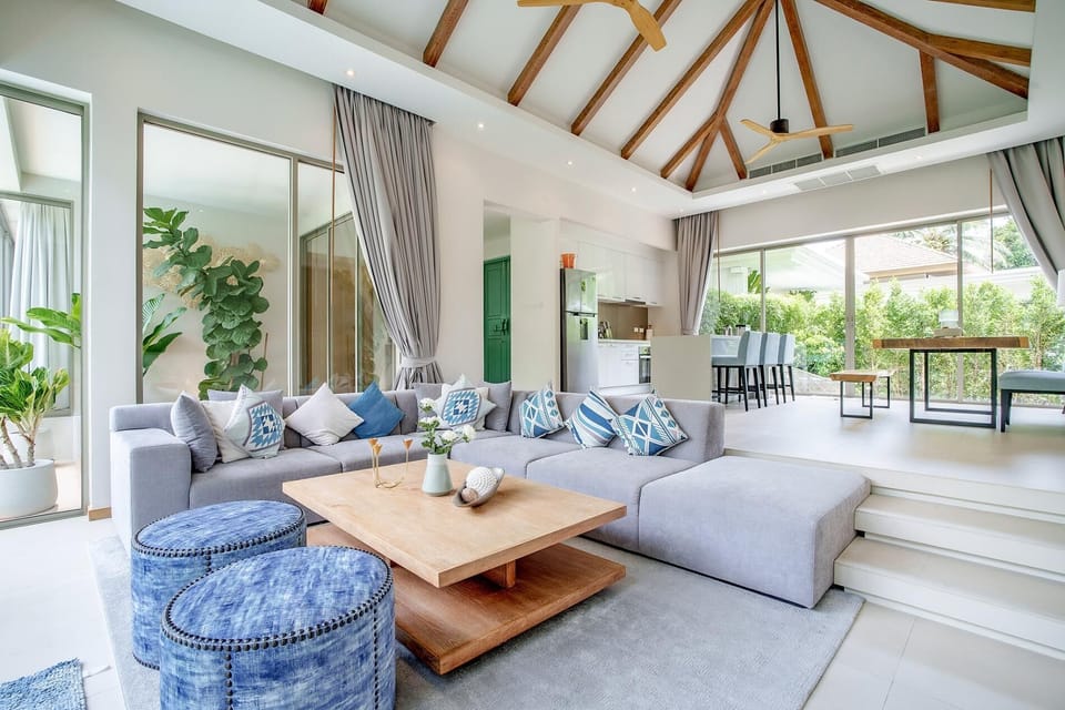 Vaulted ceiling with timber beams

2 ceiling fans   ducted A/C

Floor-to-ceiling sliding glass to garden

Full-length curtains