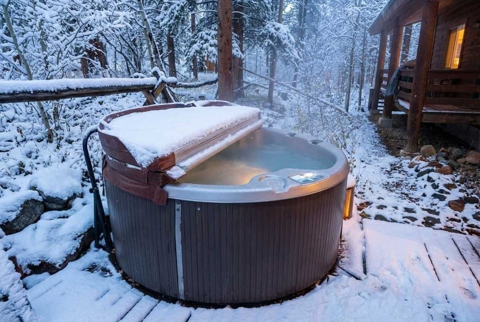 Hot tub: Shared 5-person hot tub outside unit