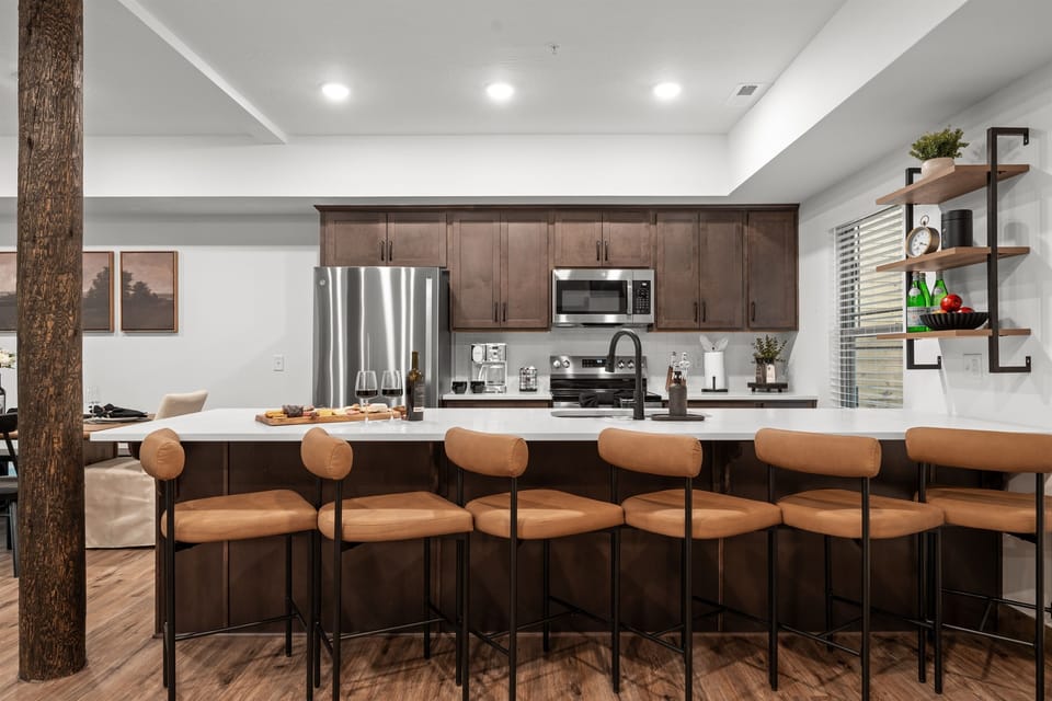 This stylish, fully equipped kitchen makes it easy to gather and graze—whether you’re cooking a big family breakfast, prepping snacks for the boat, or recounting the day’s hike.