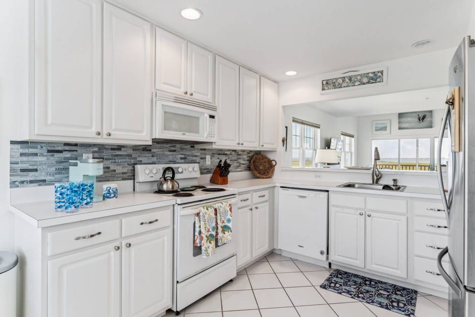 Up to date kitchen with service for 10
