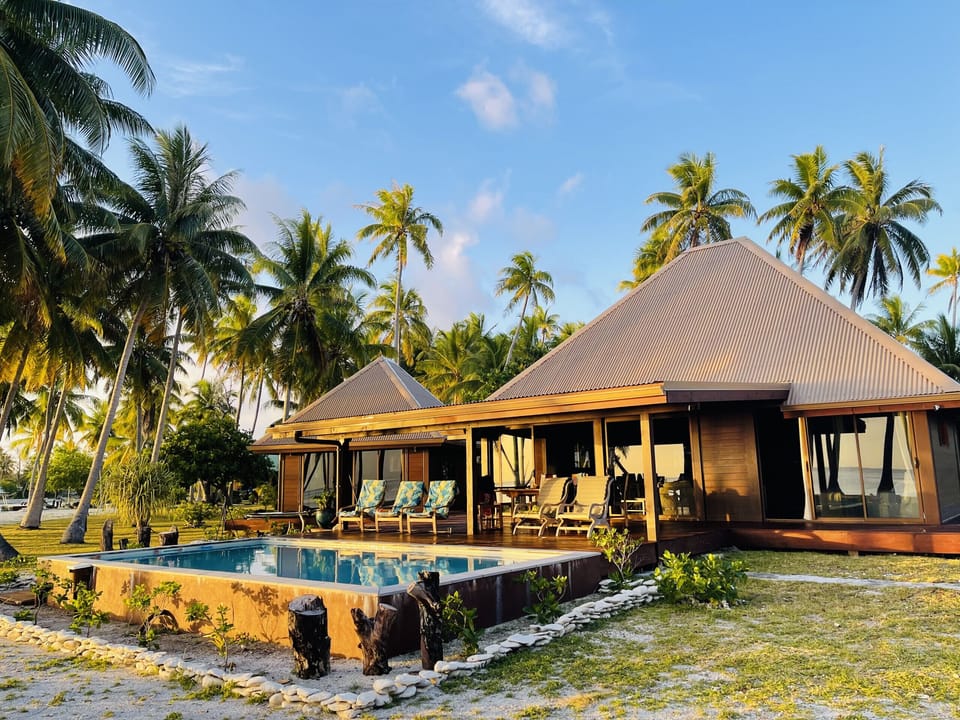 Luxury villa on a private motu to rent for a dream vacation in Rangiroa. All-inclusive package, top-of-the-range services, meals included and prepared by a private chef, swimming pool, beach, kayaks, snorkeling...