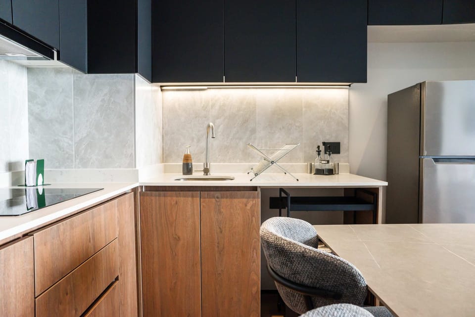 Modern kitchen with high-end finishes and sleek design, perfect for culinary enthusiasts seeking style and functionality.