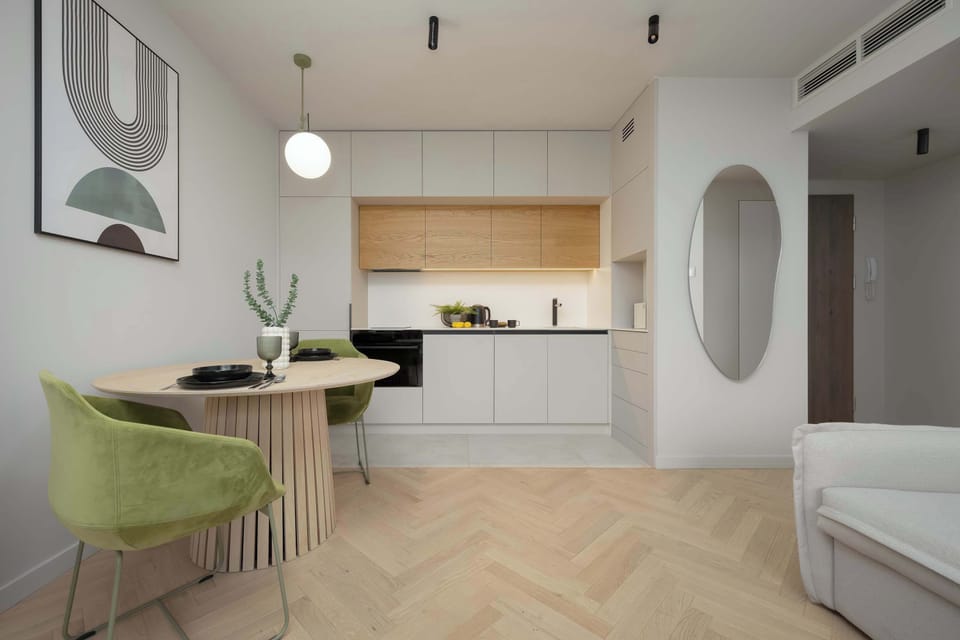The open-plan living room overlooking the kitchen provides a sense of spaciousness and freedom during daily activities.
