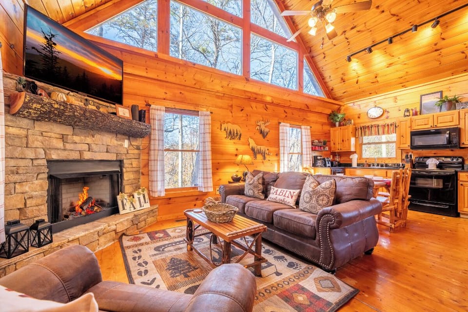 TreeTop Lodge's cozy living area