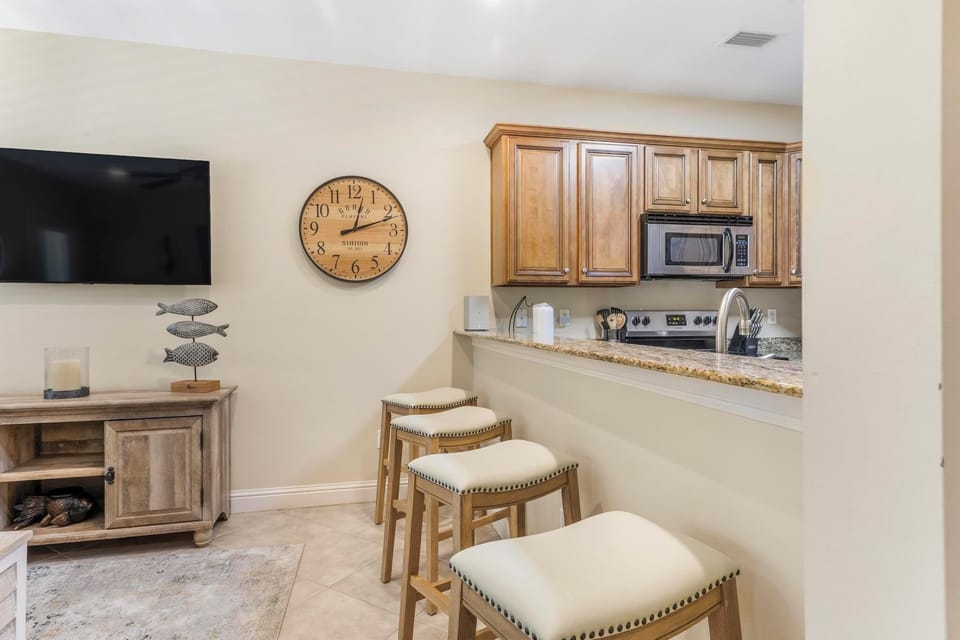 Eat-in kitchen bar seating