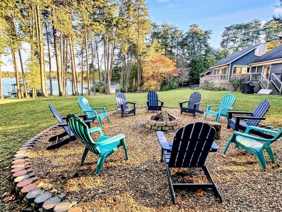 🔥 Gather around the firepit as the sun sets over the water — perfect for s’mores and stories.