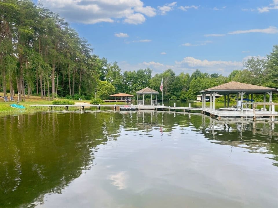 ⚓ Dock your boat and start your lake adventure!