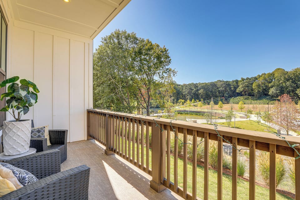 Private Balcony w/ Seating