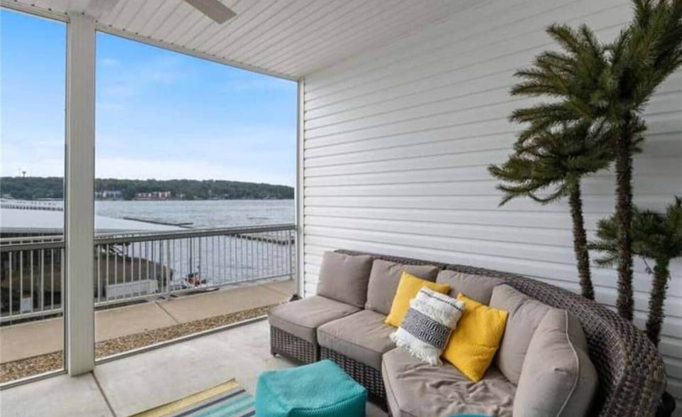 Screened in porch 