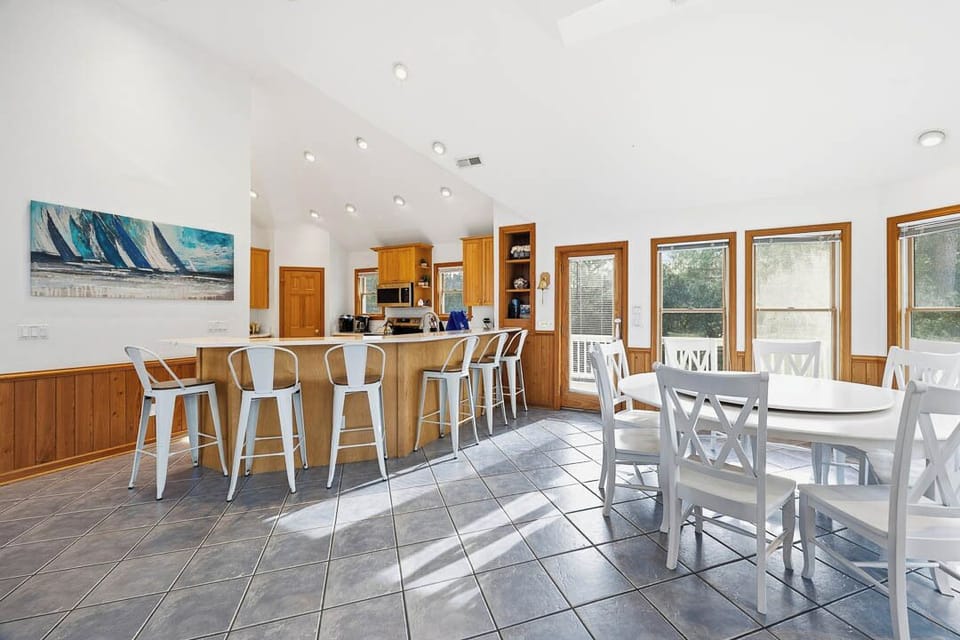 Top-Level Kitchen with Bar (seats 6)