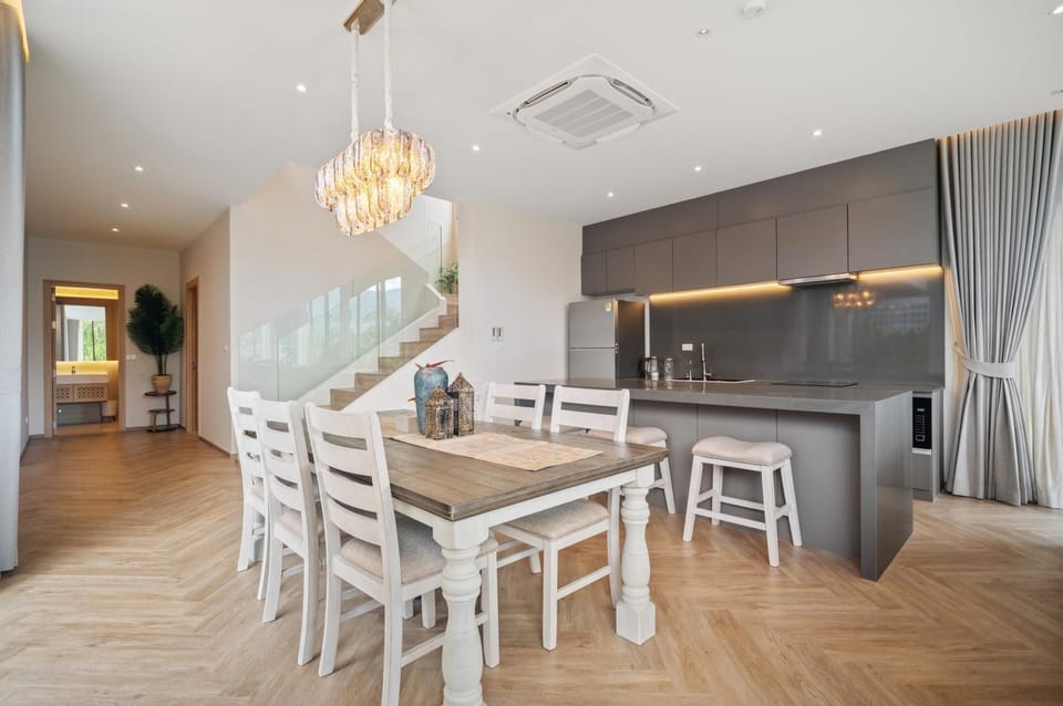 Bright open-plan dining area connected to the modern kitchen, ideal for family meals.