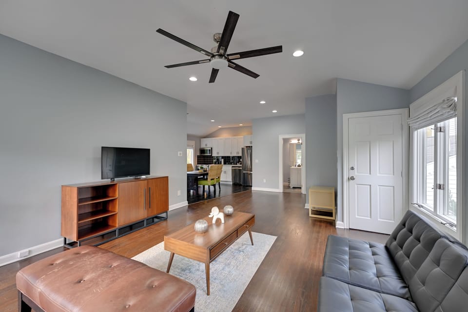 Living Room | Free WiFi | Central Heating & A/C | Smart TV