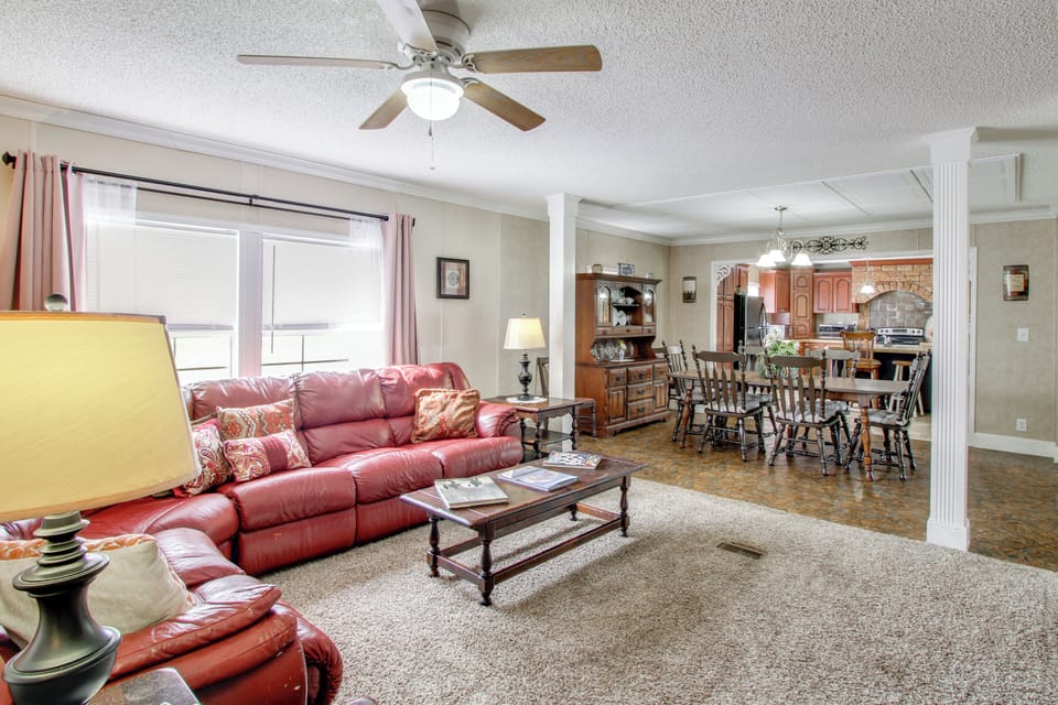 Living Room | Smart TV | Free WiFi | Central A/C & Heating