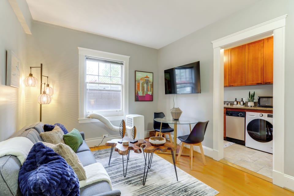 Living Room | Smart TV | Central Heating | Portable A/C Unit | Free WiFi
