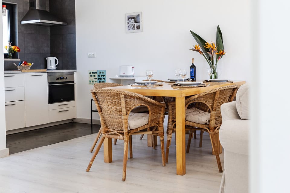 Open-plan kitchen and dining area with wicker chairs — Villa Infante, holiday villa in Vila do Bispo