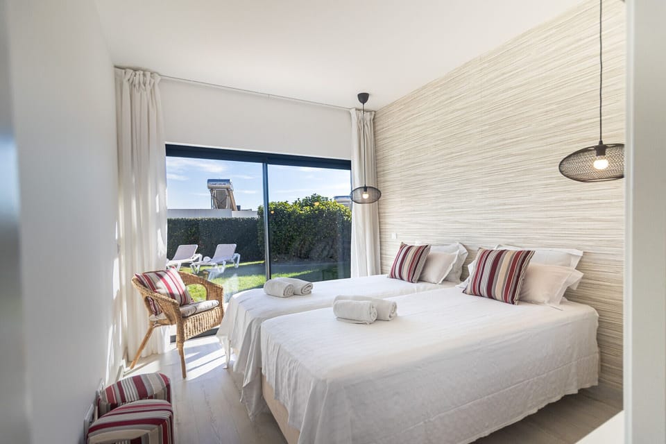 Bright bedroom with dual beds and garden views — Villa Infante, luxury holiday villa in Vila do Bispo