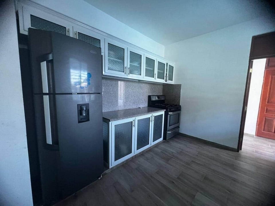 Well-equipped kitchen with two more outdoor cooking options (BBQ + fogón)
