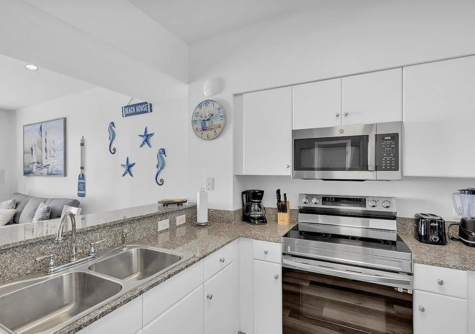 Full kitchen with stainless appliances