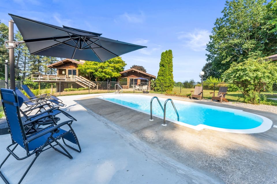 Soak up the sun or kick back in shaded comfort with poolside loungers designed for pure relaxation.