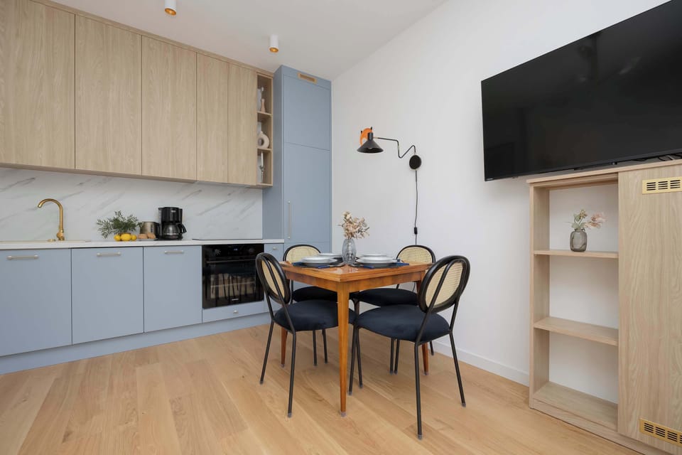 Functional combination of living area with a practically equipped kitchen matching the décor.