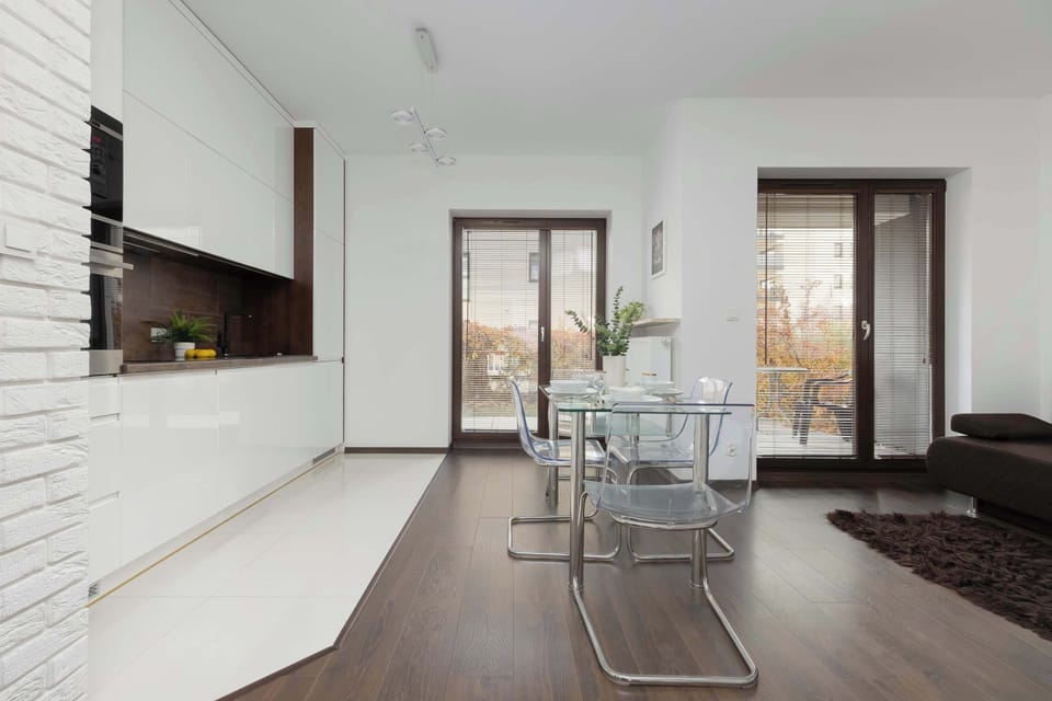 The open space connecting the living and dining areas creates a harmonious zone for cooking, conversation, and relaxation.