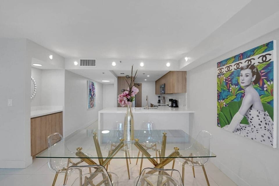 Dining area with seating for 6, fully equipped kitchen