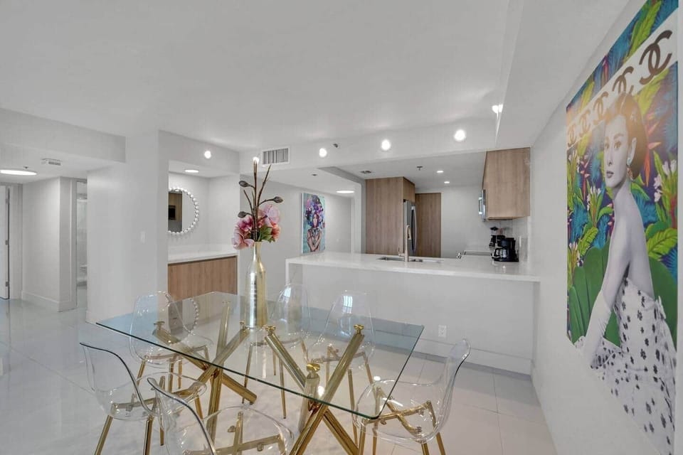 Dining area with seating for 6, fully equipped kitchen