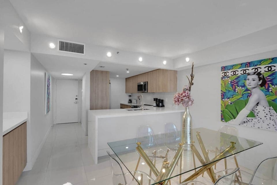 Dining area with seating for 6, fully equipped kitchen, front entry
