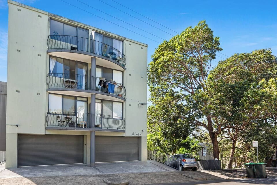 Perched on the third floor of a classic walk-up complex, this peaceful retreat offers authentic Sydney character above the treetops.