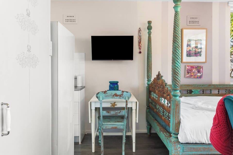 The dining nook sits below a wall-mounted TV, perfect for watching the morning news while enjoying a quick slice of toast before a day of exploring.