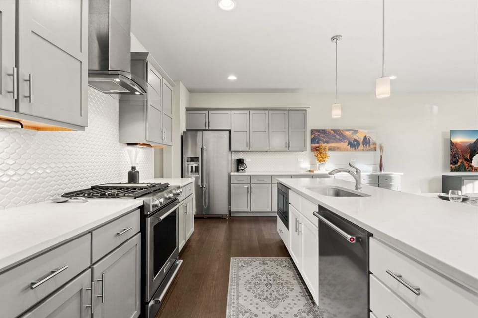 Chef's Kitchen | Fully-equipped with Stainless Steel Appliances