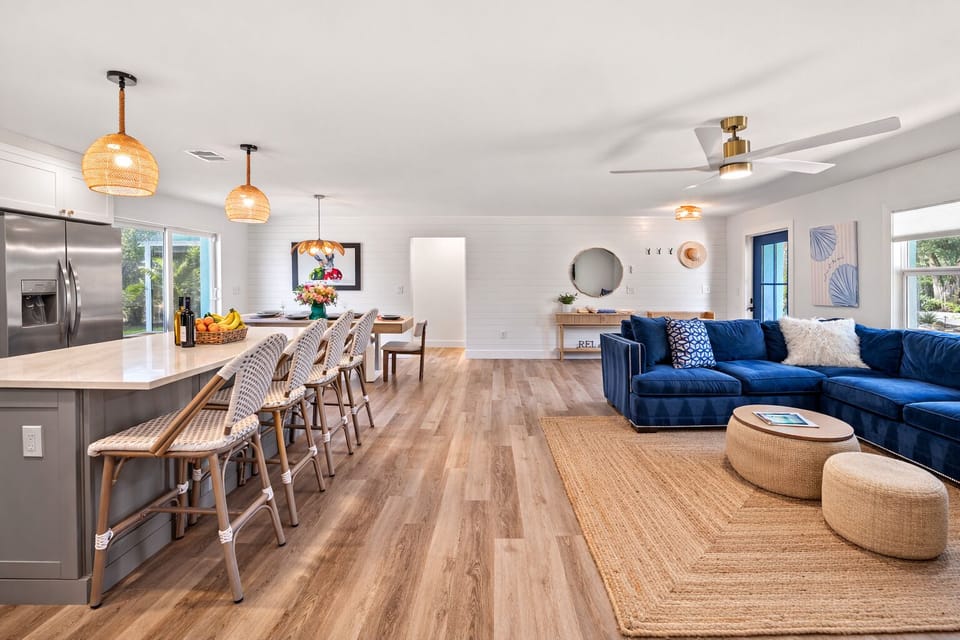 Kitchen and cozy family room - perfect for entertainment