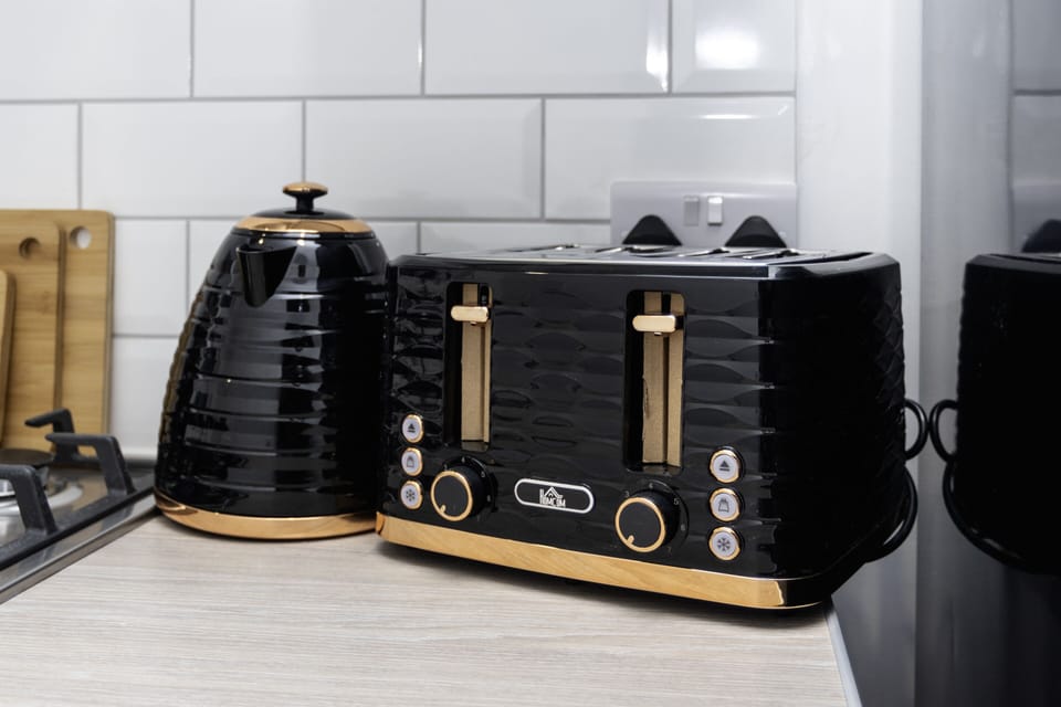 Fully equipped kitchen with oven, hob, kettle, toaster and microwave, giving guests everything needed for home-style cooking