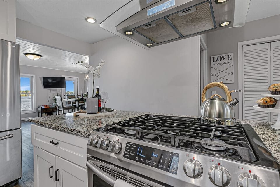 Modern Kitchen | Granite Counters, Gas Range & Sleek Design