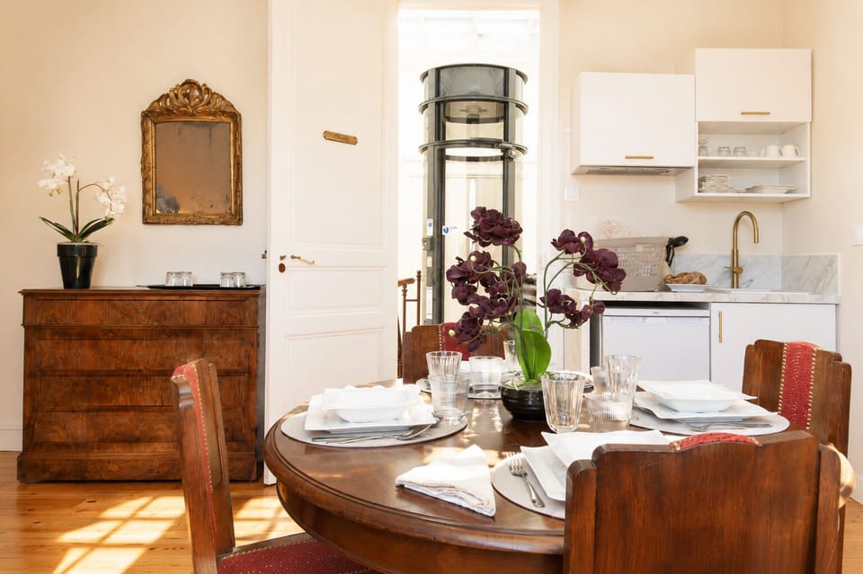 Open-plan kitchen and dining room