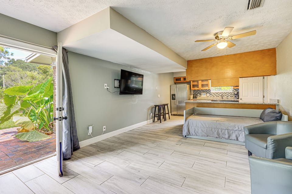 Living Room | Twin Daybed w/ Twin Trundle | Free WiFi | Central A/C & Heat