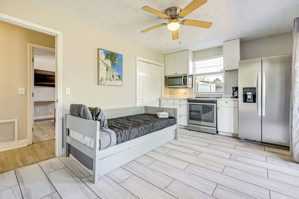 Living Room | Twin Daybed w/ Twin Trundle | Free WiFi | Central A/C & Heat