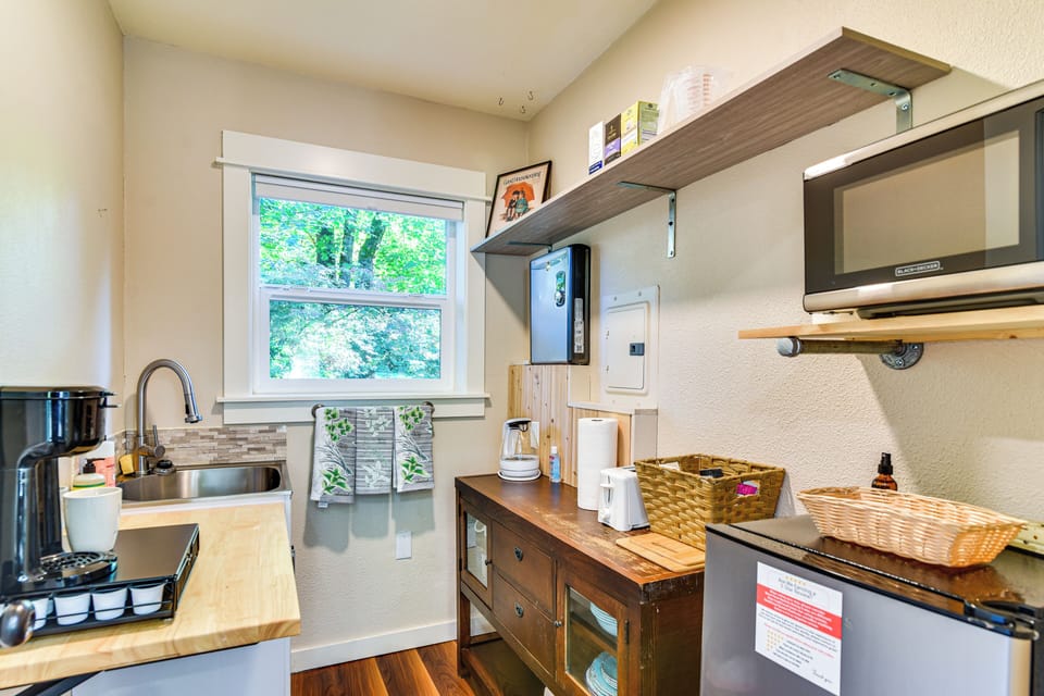Kitchenette | Coffee Maker | Microwave