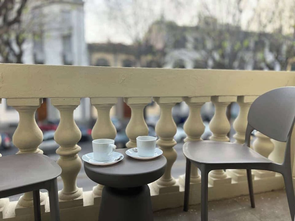 Vista del balcone dove nei giorni caldi potrai goderti una bevanda al sole.