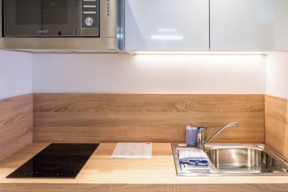 Enjoy hassle-free cooking with a tidy hob and roomy sink