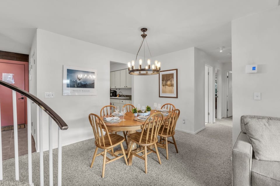 Dining area: Main floor, table seating for 6