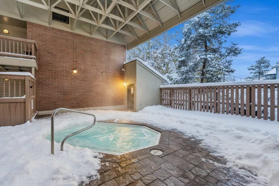 Hot tub: Shared hot tub, closes at 10 PM, open access
