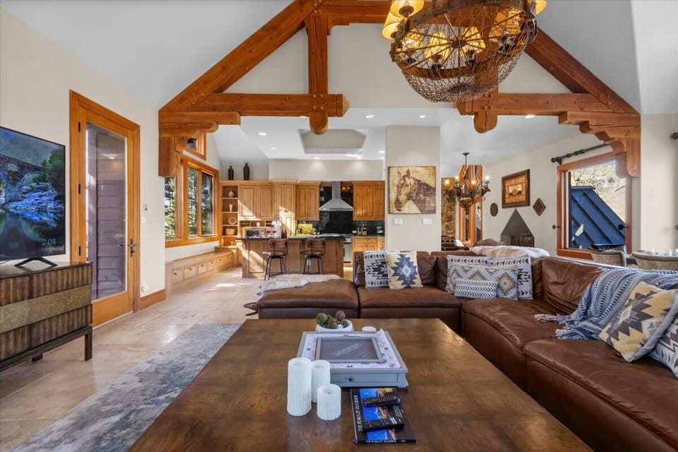 Living room 1: Third floor, radiant heat, Smart TV, open layout, mountain views
