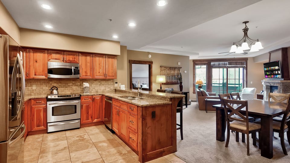 Modern kitchen with high-end finishes and ample space.