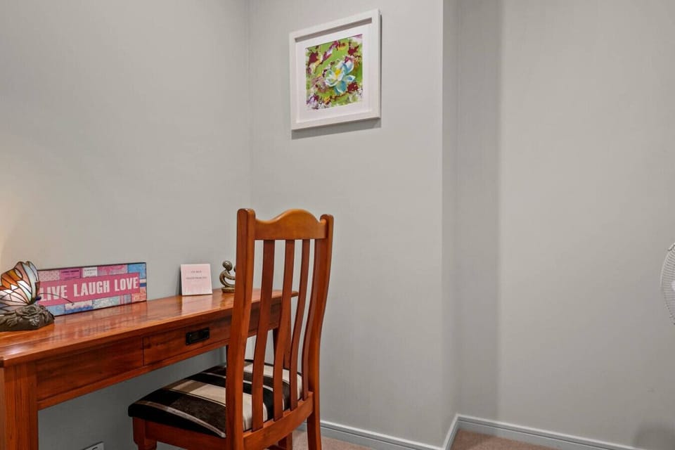 The homely touches makes this feel like a comfortable space to do those work tasks.