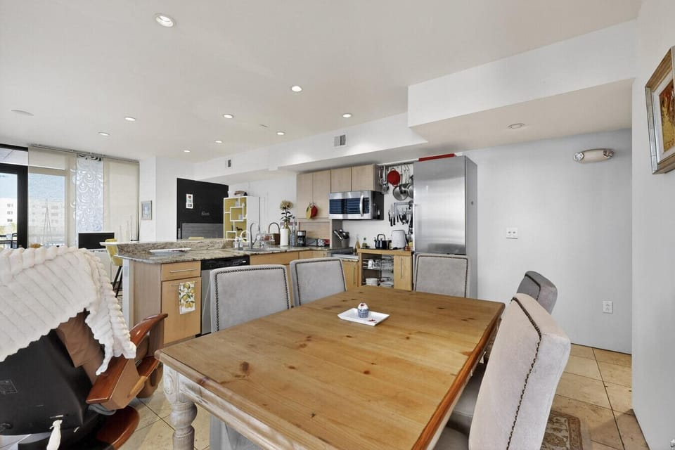 Seating for five -- great private meeting spot!